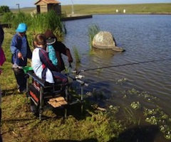 Cuarenta niños y jóvenes aprenden a pescar en el Tajo